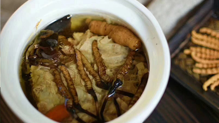 鮮香滋補！鮮冬蟲夏草燉雞湯的美味做法